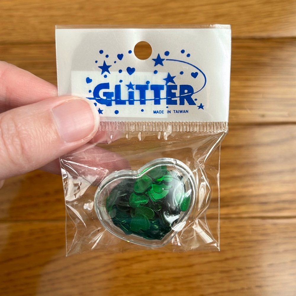 🆓 WITH PURCHASE NWT Heart-Shaped Green Confetti Glitter Table Decor